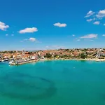 2 Bedroom Beautiful In Apartment *